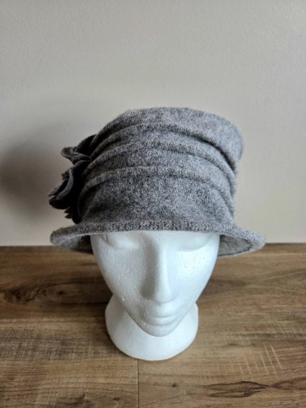 Gray wool hat with floral details on the side. - Picture 5 of 7